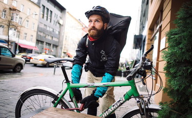 «Noi rider rischiamo per 6 euro l'ora»
