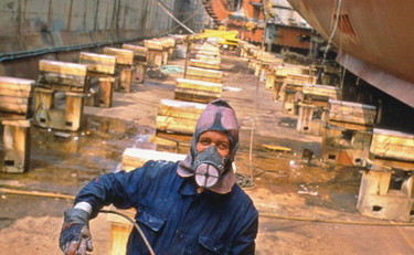 Sulla nave militare, al lavoro come se nulla fosse