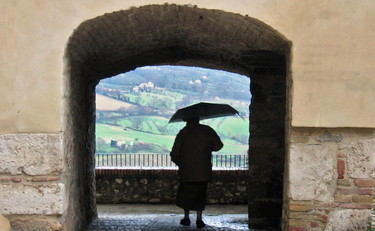 La dignità degli anziani è sacra. Ora hanno bisogno di tutto