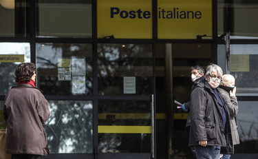 «Non andate tutti insieme alla posta o in banca»