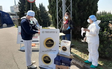 Gli operai ai sanitari: «Grazie, siamo orgogliosi di voi»