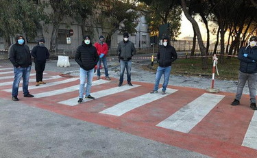 Essenziali solo quando fa comodo. Il caso degli operai licenziati a Priolo