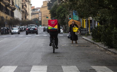 Mascherine per i rider che consegnano i pasti a casa