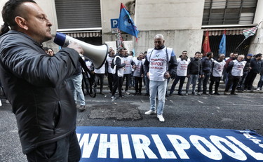 Whirlpool, l'azienda che chiude ha fretta di riaprire