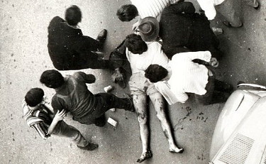 Il corpo di Lauro Farioli, ucciso dalla polizia