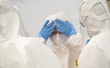 Arezzo tampone per coronavirus Arezzo, 11 maggio, 2020 : Operatori sanitari effettuano il tampone per il coronavirus, in modalita'