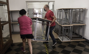 Riapertura scuole: dove i banchi monoposto sono stati acquistati © Marco Merlini Roma, 26 agosto 2020 Liceo Tasso Riapertura scuole: dove i banchi monoposto sono stati acquistati con le disponibilità economiche del liceo