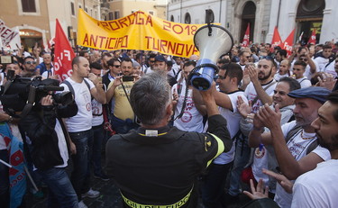 Vigili del fuoco in piazza anche a Genova