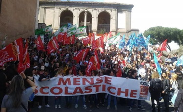 Roma: lavoratrici delle mense scolastiche in presidio
