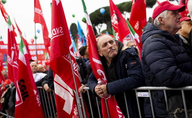Pensionati di nuovo in piazza davanti al Parlamento
