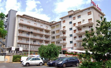 Cambio appalto, proteste a Villa Serena