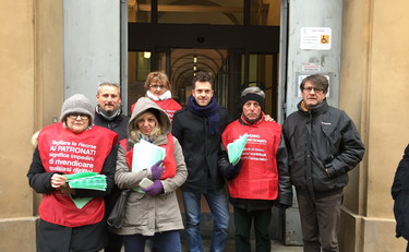 Tagli ai patronati: a Imola sindacati in piazza davanti all'Inps
