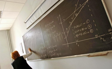 Docenti sottopagati, 8 mila euro meno della media europea