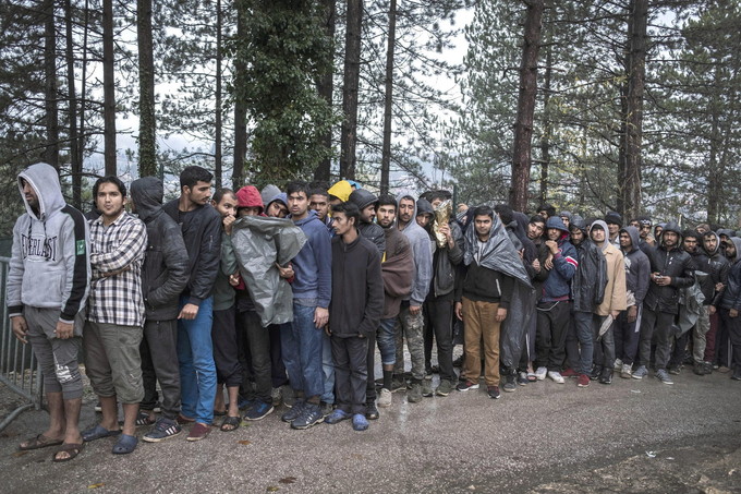 Crisi migranti in Bosnia Bosnia, Bihac 02/11/2018 : Nella città al confine con la Croazia ci sono centinaia di migranti di origine pakistana e afgana che cercano di varcare la frontiera, spesso scontrandosi con la polizia croata. Molti dei migranti sono feriti e privati del loro cellulare da parte della polizia croata. Vivono in un parco e in diversi edifici abbandonati. Ogni giorno i migranti si lavano nel fiume vicino, chiamato Una.
Foto di © Danilo Balducci/Sintesi
Europe, Bosnia, Bihac, November 2, 2018 : In the city on the border with Croatia there are hundreds of migrants of Pakistani and Afghan origin who try to cross the border often clashing with the Croatian police. Many of the migrants are injured and deprived of their cell phone by the Croatian police. They live in a park and in several abandoned buildings.Every day the migrants wash them self and the clothes in the near river named Una