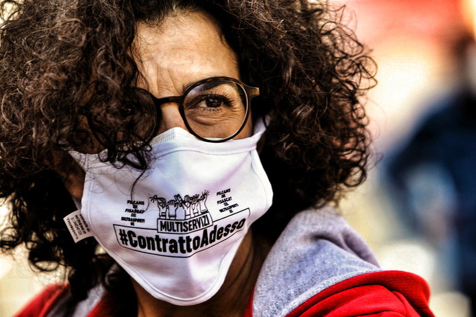 Contratto Multiservizi © Marco Merlini Roma, 21 ottobre 2020 Piazza Barberini Manifestazione unitaria dei lavoratori del settore imprese di pulizia, servizi integrati e multiservizi in attesa del rinnovo del contratto nazionale da 7 anni Nella foto Maria Grazia Gabrielli