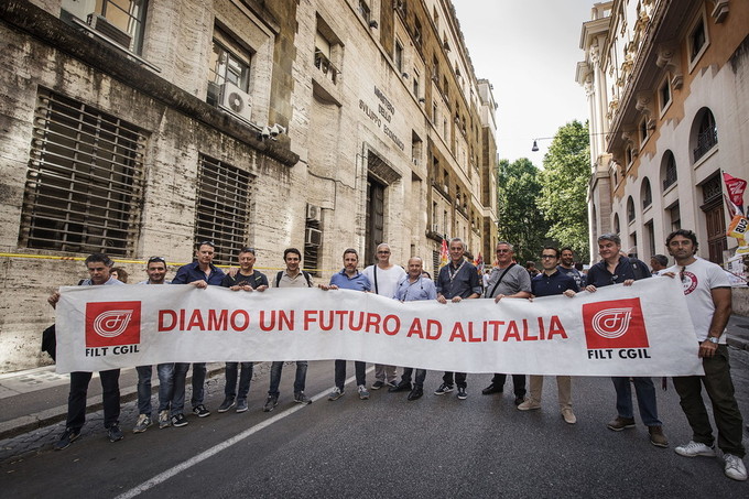 Alitalia, i sindacati aspettano il piano industriale