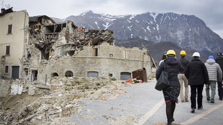 Malaffare e sfruttamento nei cantieri post-sisma