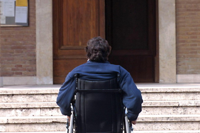 DISABILI ROMA DISABILE IN DIFFICOLTA' PER SALIRE LE SCALE FOTO DI © REMO CASILLI/SINTESI