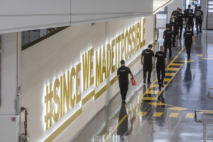 Lamborghini, manifattura 4.0 © Marco Merlini Sant'Agata Bolognese (Bo), 3 luglio 2020 La linea di produzione Urus della Lamborghini Nella foto gli operai lasciano lo stabilimento alla fine del turno