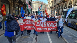 Lavoratori ex Embraco in corteo al Giro d'Italia