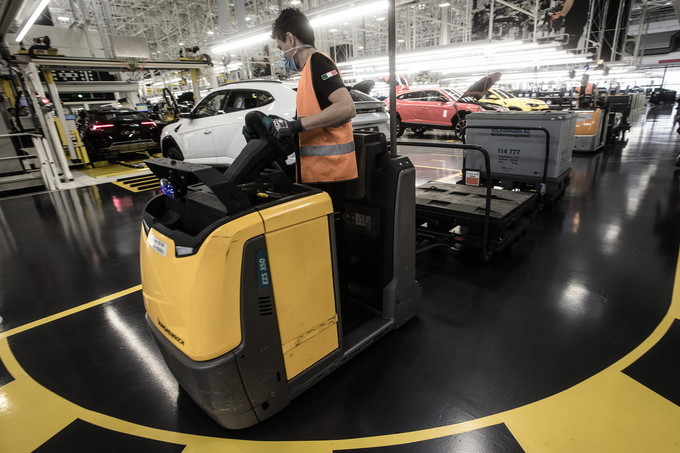 Lamborghini, manifattura 4.0 © Marco Merlini Sant'Agata Bolognese (Bo), 3 luglio 2020 La linea di produzione Urus della Lamborghini