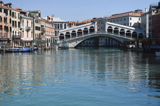 Venezia coronavirus Venezia, 9 aprile, 2020 : Venezia emergenza coronavirus, covid 19, la città è vuota. Nella foto il Ponte di Rialto e il Canal Grande insolitamente vuoto di barche Foto di © Matteo Biatta/Sintesi Italy, Venice, april 9, 2020 : An empty Venice, during Italy's coronavirus lockdown. In the picture Rialto Bridge