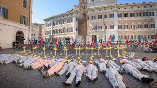 Carrara, operaio morto mentre stava cambiando un lucernario in un capannone industriale. Il 22 luglio sciopero generale confederale