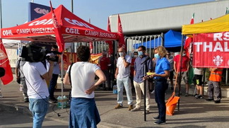 Metalmeccanici davanti alla Gkn di Campi Bisenzio