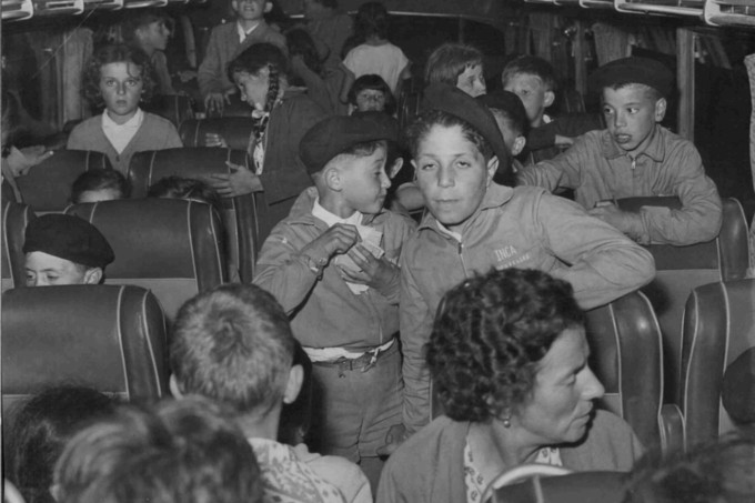 In un pullman, i bambini figli di emigrati italiani in Francia e in Belgio, di passaggio a Milano e diretti a Bruxelles dopo essere stati ospiti delle colonie estive Inca