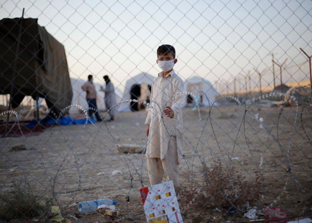 628201547 August 21, 2021, SISTAN-BALUCHESTAN, Tehran, Iran: A handout photo made available by the Iranian Red Crescent shows Afghan refugees gather at the Iran-Afghanistan border in Sistan-Balochistan province, south-eastern Iran. As they try to enter the Islamic republic following the takeover of their country by the Taliban earlier this week. Tens of thousands of people have tried to flee Afghanistan since the hardline Islamist militants swept into the capital on August 15, completing a stunning rout of government forces after a two-decade insurgency. According to the Iranian Red Crescent official website, after the Taliban took over the rule in Afghanistan, some Afghan refugees fled to the Iranian borders hoping to enter Iran. Reports state refugees were sent back to Afghanistan the next day after getting food and help. Photo © Avalon/Sintesi