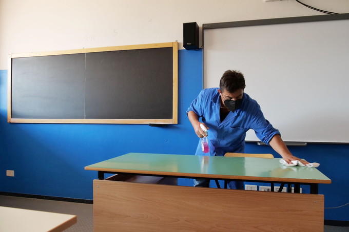Riaperture scuole - Covid-19 Arezzo, 8 settembre, 2021 : Emergenza Covid, tra distanziamenti e mascherine, riaprono le scuole dopo un periodo di vacanze estive. Liceo artistico Piero della Francesca, il bidello sanifica sedie e tavoli, a causa del virus covid
Foto di © Daiano Cristini/Sintesi
Italy, Tuscany region, Arezzo, September 8, 2021 : Covid emergency, Piero della Francesca artistic high school. The reopening of schools, after a period of summer holiday. In the picture the janitor sanitizing of the chairs and tables, due to the covid virus