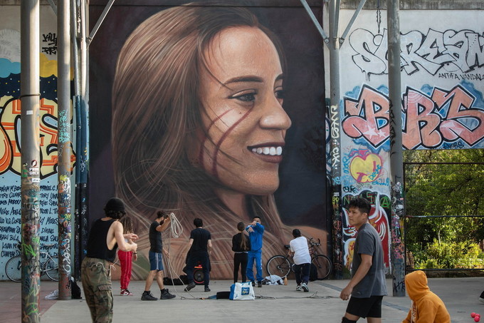 Roma, ex Snia: il murales di Jorit dedicato a Luana D'Orazio