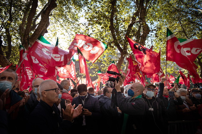 Roma, 10 ottobre 2021 - Presidio antifascista davanti alla Cgil dopo gli attacchi che hanno devastato la sede di corso d'Italia