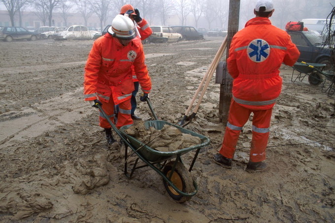 nuovo evento caricato da il 07-08-2013 4050 LA PROTEZIONE CIVILE RIMUOVE IL FANGO DURANTE UN ALLUVIONE IN PIEMONTE FOTO DI © FABIO FIORANI/AG.SINTESI