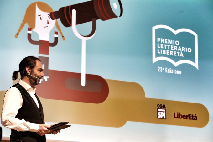 L'attore Neri Marcorè conduce la premiazione dei premi di LiberEtà
