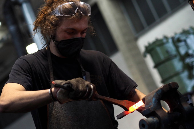 Pratovecchio Stia (Arezzo) scuola per fabbri Pratovecchio Stia (Arezzo) 13 maggio, 2021 : Scuola di forgiatura per giovani fabbri. Corso di formazione per apprendere le tecniche e i segreti del mestiere di fabbro, guidato da insegnanti esperti. Foto di © Daiano Cristini/Sintesi Italy, Pratovecchio Stia (Arezzo), May 13, 2021 : Forging school for young blacksmiths. Training course to learn the techniques and secrets of blacksmith's craft, led by expert teachers.
