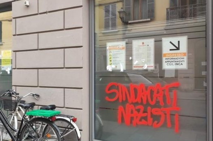 Le scritte trovate questa mattina sui vetri delle sedi sindacali di Cgil, Cisl e Uil a Reggio Emilia