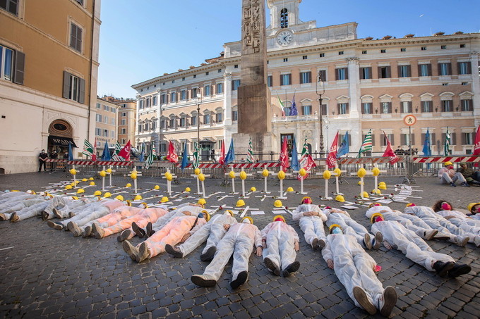 Manifestazione lavoratori edili #BastaMortiSulLavoro