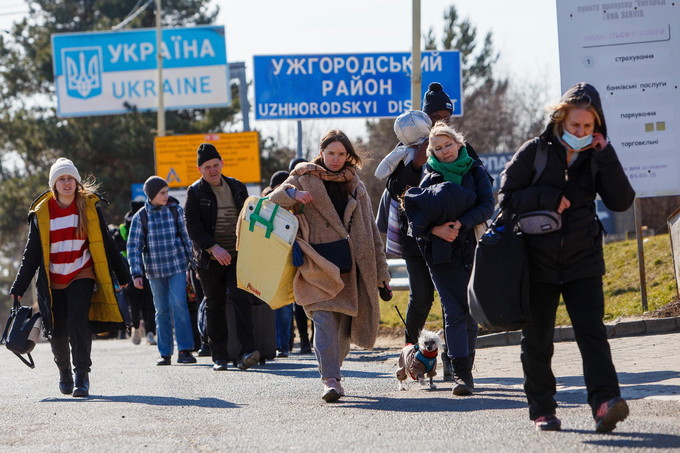 Rifugiati ucraini al checkpoint di Uzhhorod-Vysne Nemecke, al confine tra Ucraina e Slovacchia