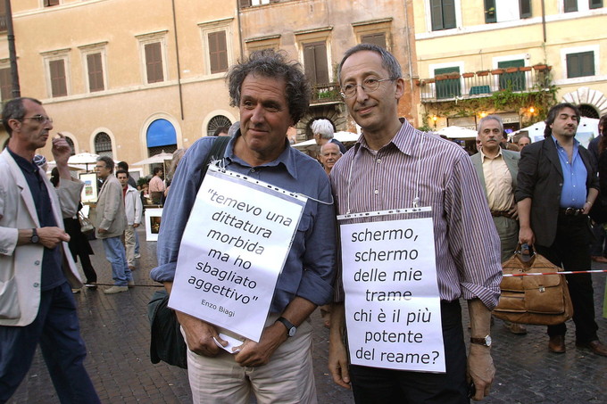 nuovo evento caricato da il 10-08-2013 3477 GIROTONDINI A PIAZZA NAVONA .
PROF. PANCIO PARDI - PAUL GINSBORG .
FOTO DI © GENNI/SINTESI