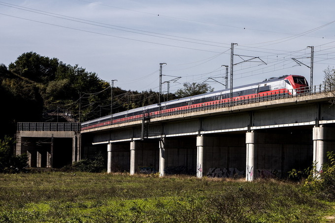 Colleferro, quale futuro © Marco Merlini Colleferro (Rm), 9 ottobre 2020 Il futuro incerto della città fabbrica Nella foto un treno frecciarossa nel tratto della Valle del Sacco