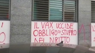 Torino, imbrattati dai no vax i muri della Camera del Lavoro. «Non saranno delle scritte a fermarci»