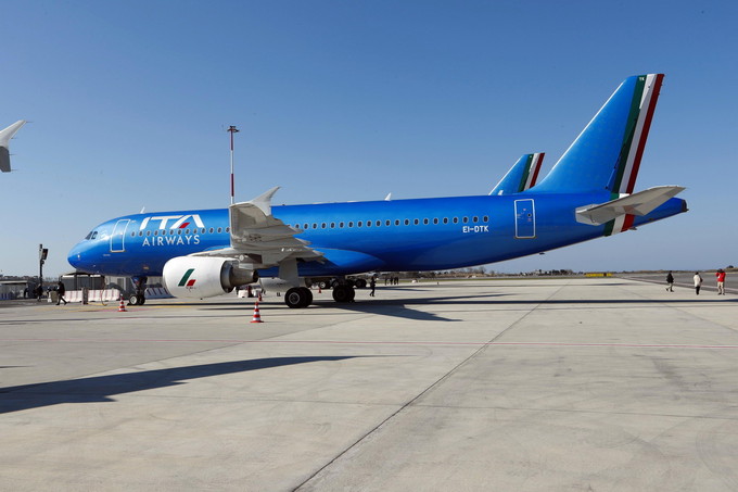 Aereo della nuova compagnia Ita Airways Roma, 1 marzo, 2022 : La nuova compagnia aerea Ita Airways presenta la nuova livrea dei suoi aerei all'aeroporto Leonardo da Vinci di Fiumicino Foto di Remo Casilli/Sintesi