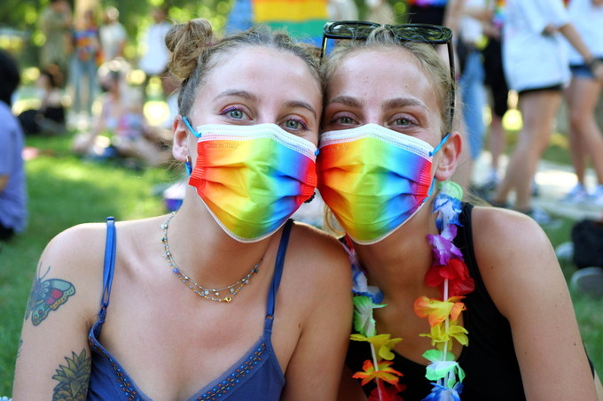 Arezzo Gay Pride 2021 Arezzo, 27 Giugno, 2021 : Manifestazione del Gay Pride, persone di vario orientamento sessuale (LGBT), lesbiche, gay, bisex, transgender, manifestano per i loro diritti, contro la discriminazione sessuale, per celebrare la loro diversità e sostenere il ddl Zan contro l'omotransfobia Foto di © Daiano Cristini/Sintesi Italy, Tuscany region, Arezzo, June 27, 2021 : People march during the gay pride parade.Thousands of members of the lesbian, gay, bisexual, transgender, queer and intersex community (LGBTQI) of Italy paraded to celebrate diversity and to support the Zan proposal law against homophobia